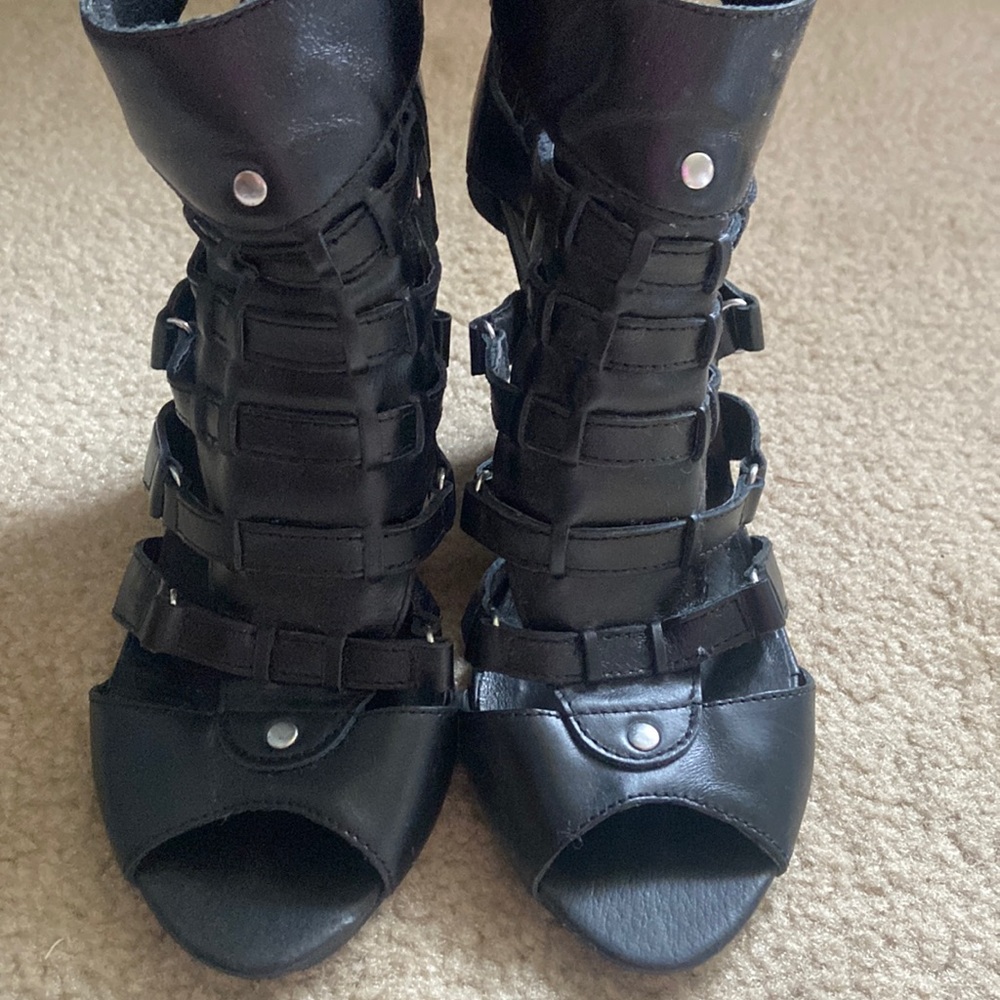 Wedge shoe black nice details on front